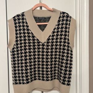 SHEIN Beige and Black Houndstooth V-Neck Sweater Vest